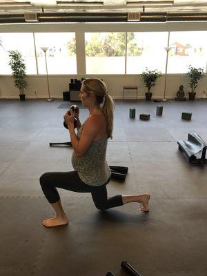 Carie Fick performing some tactical lunges, pregnancy it's not an excuse for her to not workout, i love her dedication.