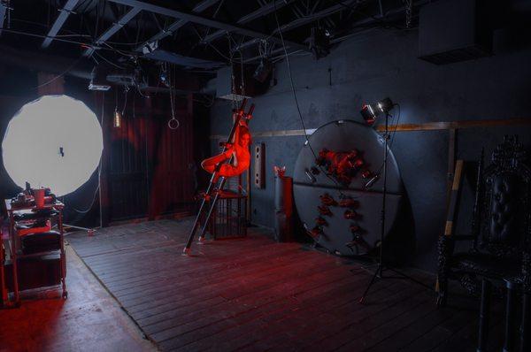 Contortionist shoot in the dungeon