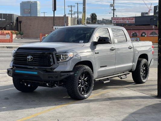 Brand New TOYOTA TUNDRA w/ Lift Kit and 22" Wheels and Tires