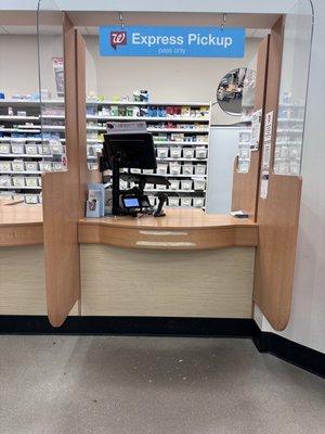 Pine Royal Walgreens Pharmacy sucks