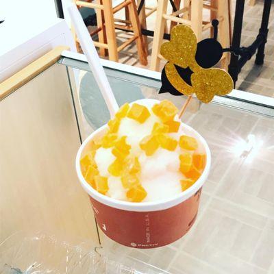 Champagne sorbet with mango bites