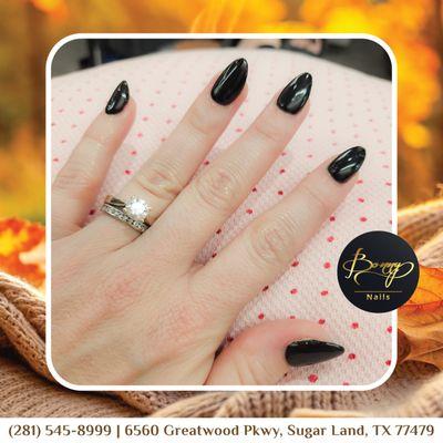 Move over beige and grey! 
This season, it's all about black nails. Sleek, subtle, and endlessly versatile!