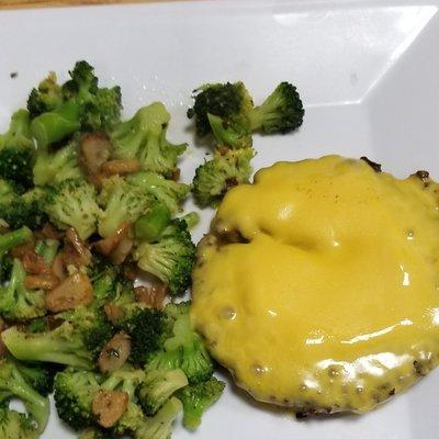 Cheeseburger no bun and broccoli