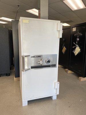 Excellent price on this used high security jewelry safe In pristine condition.