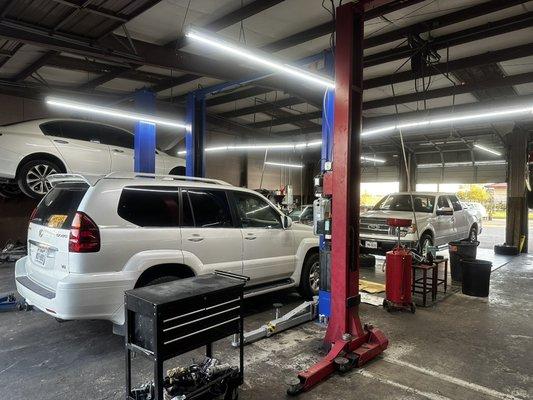 Mechanic shop for all vehicles. Get your services done!