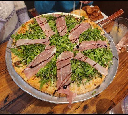 Arugula, prosciutto and fig pizza