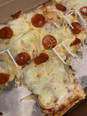 Sicilian pie with pepperoni and onion toppings