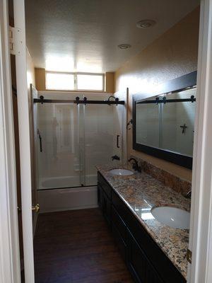 Bathtub sliding door and Mirror