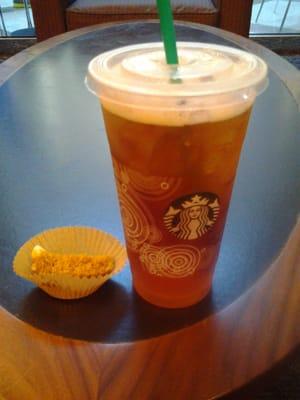 Shaken ice tea and pumpkin sampler. Nice sampler, a little over brewed tea. In general a nice shop.