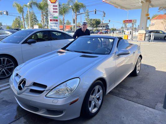 Guy and his wife celebrating the purchase of their Mercedes-Benz SLK280