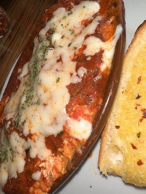 Lasagna, garlic bread