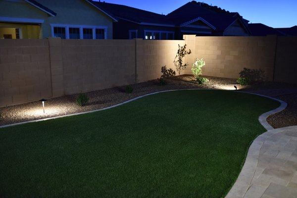 Low-voltage accent landscaping lighting