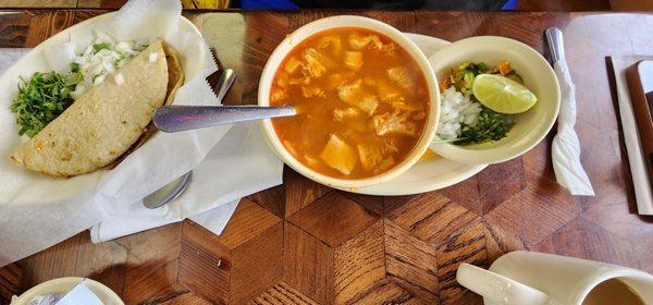 El especial: menudo con un taco de barbacoa