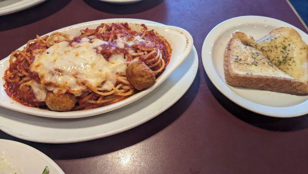 Baked spaghetti w/meatballs and garlic bread