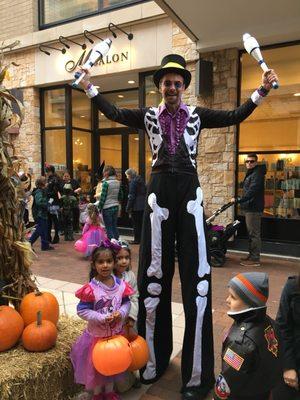 Trick or treating outside M Salon, downtown HP