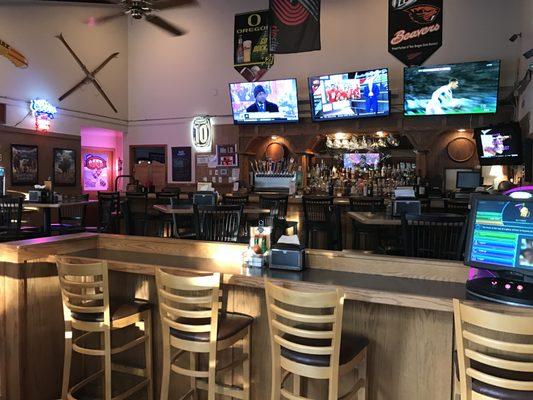 Newly renovated bar & lounge with 5 TVs