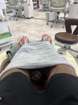 Y'all the way she just massaged my legs..  Lovin my new nail home.