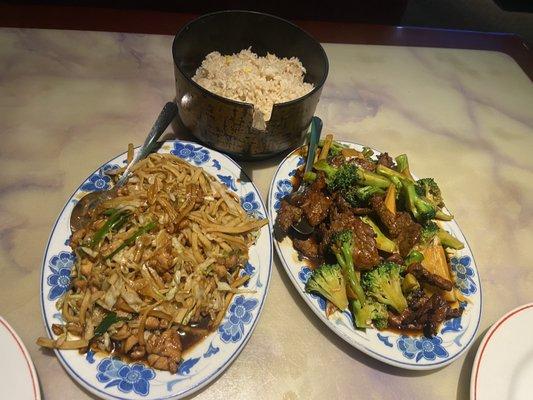 chicken lo mein and beef broccoli that comes with 8oz of rice