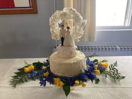 Loose flowers surrounding the wedding cake