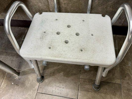 Disgustingly filthy shower chair! Really? ‍ WTF?