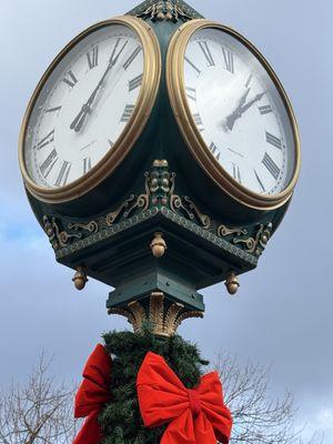 Do you have the time? Merry Xmas! Buon Natale! @Los Altos Clock CA Xmas Eve Tue 12/24/24