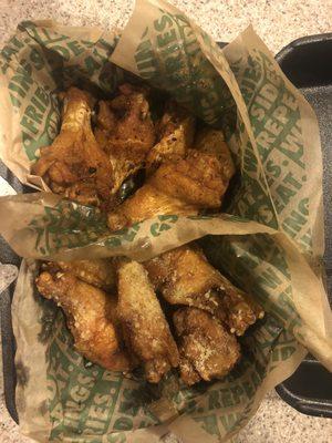 Louisiana rub and Garlic Parmesan 10-pack wings