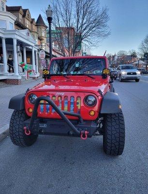 Jeep in front of restaurant for extra attention