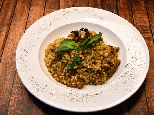 RISOTTO FUNGHI PORCINI,
Porcini mushrooms in a white wine sauce