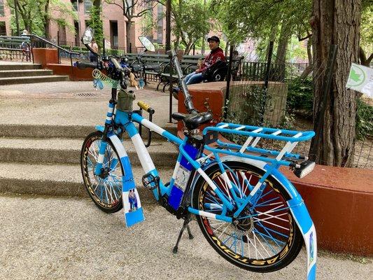 Taking his break in the park! Beautiful bike.