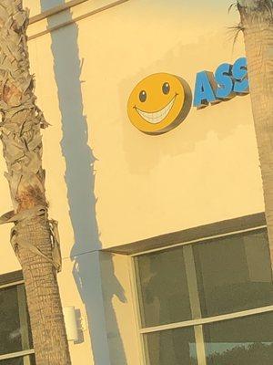 I don't like dental office that has "ass"