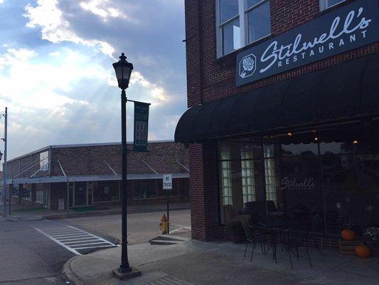 Downtown De Queen right across from the courthouse with outside patio seating