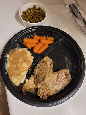 Roast beef&gravy, carrots, green beans, mashed potatoes