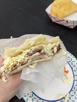 Arepa de pernil y queso