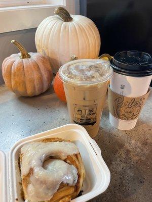 Pumpkin latte, cinnamon roll