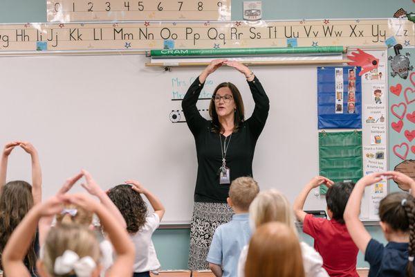 Elementary school teacher teaching her students.