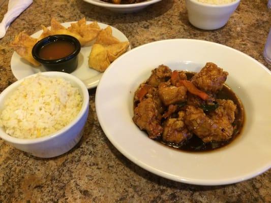 General chicken with all white meat and a half order of crab rangoon. This is what to order here.