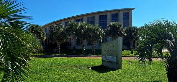 You can feel peachy - although in Florida and not in adjacent Georgia - about worshipping at this beachy parish church (no review)