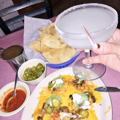 Nachos with fajita & the best frozen Margarita ever!!! The service is excellent ask 4 Leslie or Jose!