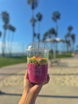 Small Makaha Bowl with guava juice