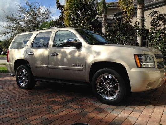 Chevy Tahoe LTZ w/ NAV, DVD system, SUN ROOF, 3rd row seats, upgraded 20" wheels, heated seats, front and back, cruise control,