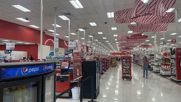 One cashier open out of 25 cashier bay, mid-day too! See the one lit cashier towards the end?