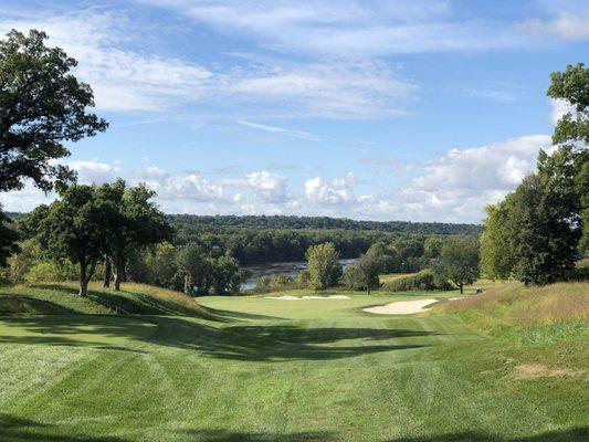 Par five hitting down to fairway.