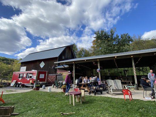 Outdoor pizza restaurant