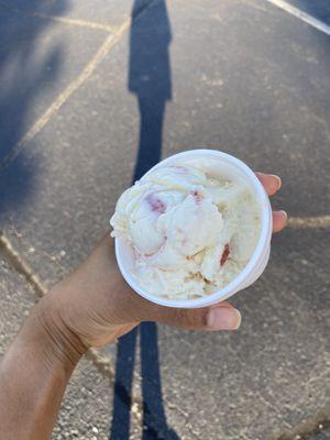 Ginger ice cream and strawberry cheesecake ice cream (single scoop)