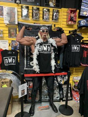 Hollywood Hogan flexing