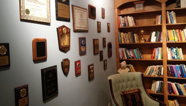 One of 2 reception areas for Larry Garrett & his many many awards.  I learned the "Oscar" on the shelf is the highest Hypnosis award.