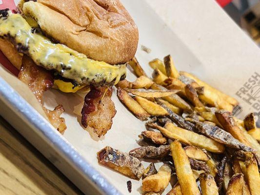 Bacon Cheeseburger with mushrooms (no lettuce, no tomato)