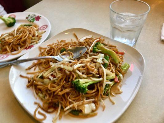 Vegetables lo mein noodles