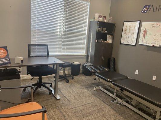 The treatment room at Airrosti Spring Klein, where patient's issues will be diagnosed and treated by our Airrosti Certified Providers.