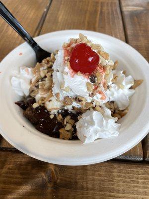 Brownie sundae with hot fudge and peanut butter